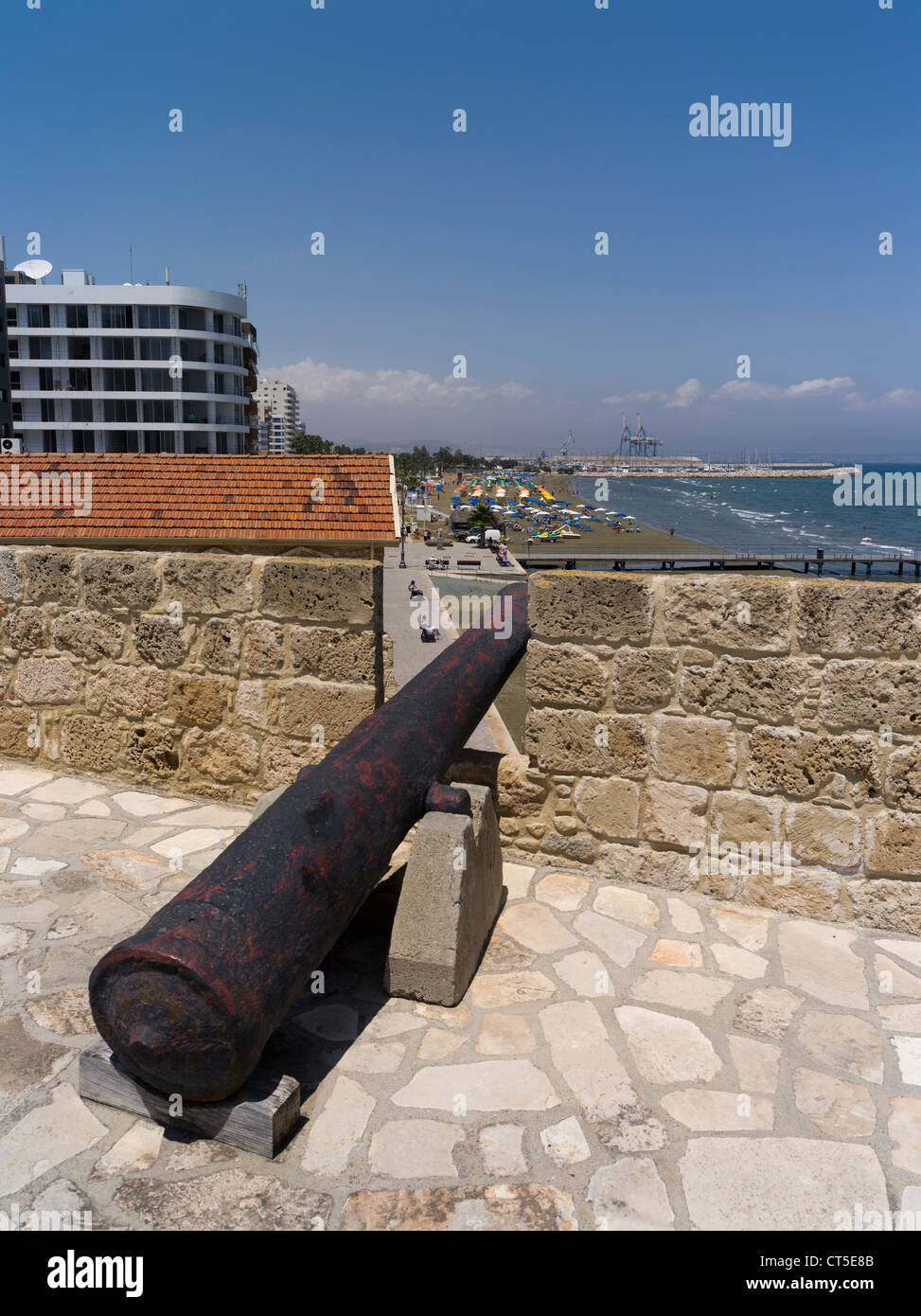 dh Larnaca Fort LARNACA ZYPERN Alte Kanonen am Meer Larnaka Fort Türkische Burgmauern Befestigungswaffen Stockfoto