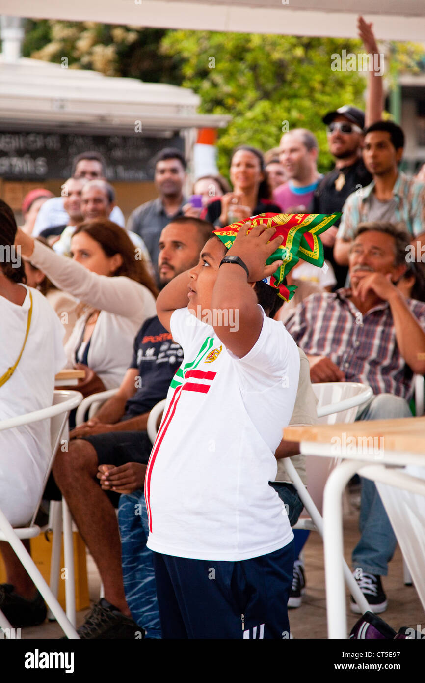 Portugiesische Fußball-Fans auf den Euro Halbfinale in Lissabon Stockfoto