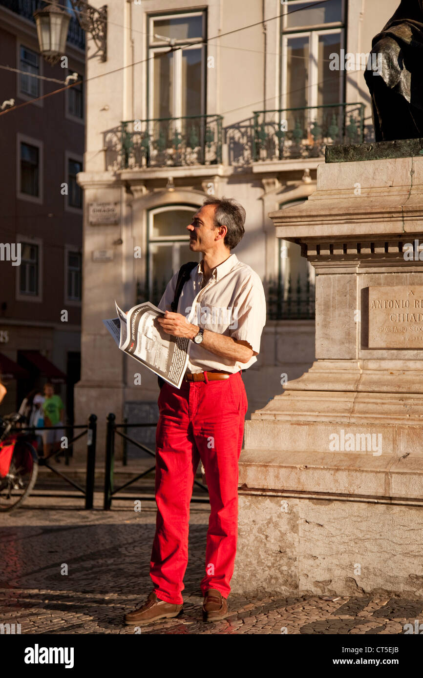 Mann mit Zeitung in Lissabon Stockfoto