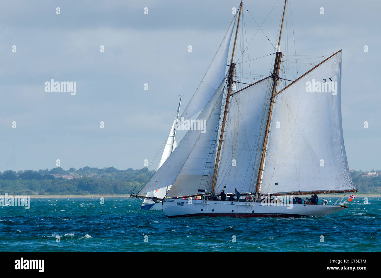 Schließen Sie eine Gaffel Rig Yacht Eleonora abtransportiert Yarmouth und Lymington im Solent während 2012 Round The Island Race Stockfoto