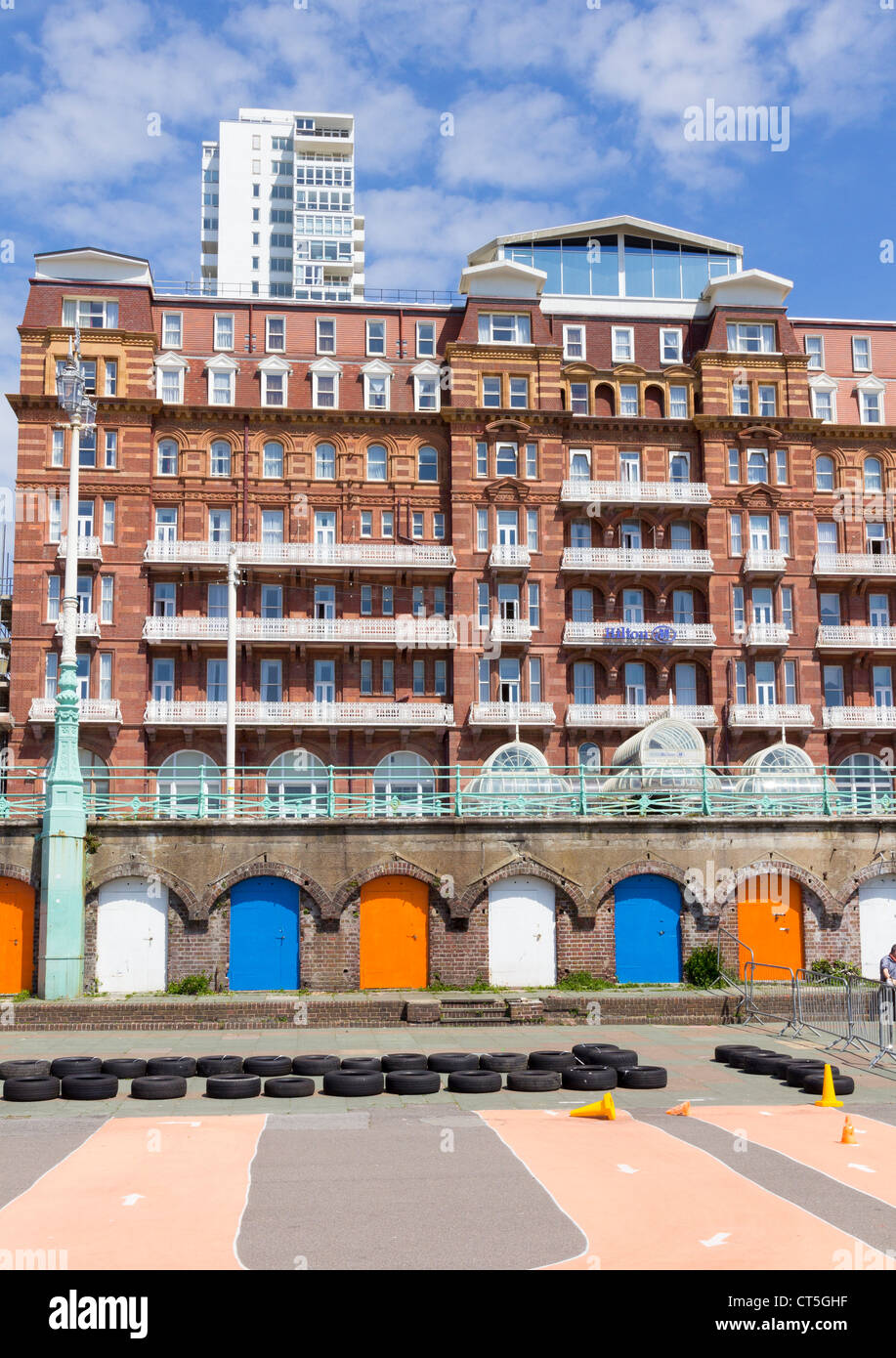 Hilton Metropole Hotel, Brighton und im Vordergrund vor der Promenade ein Gebiet abgegrenzt für segue Reiten. Stockfoto