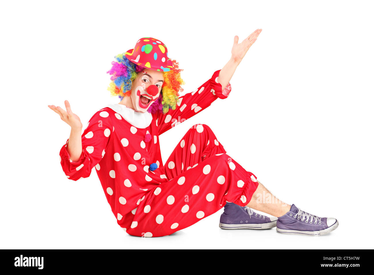 Ein Porträt eines lächelnden glücklich Clowns sitzen isoliert auf weißem Hintergrund Stockfoto