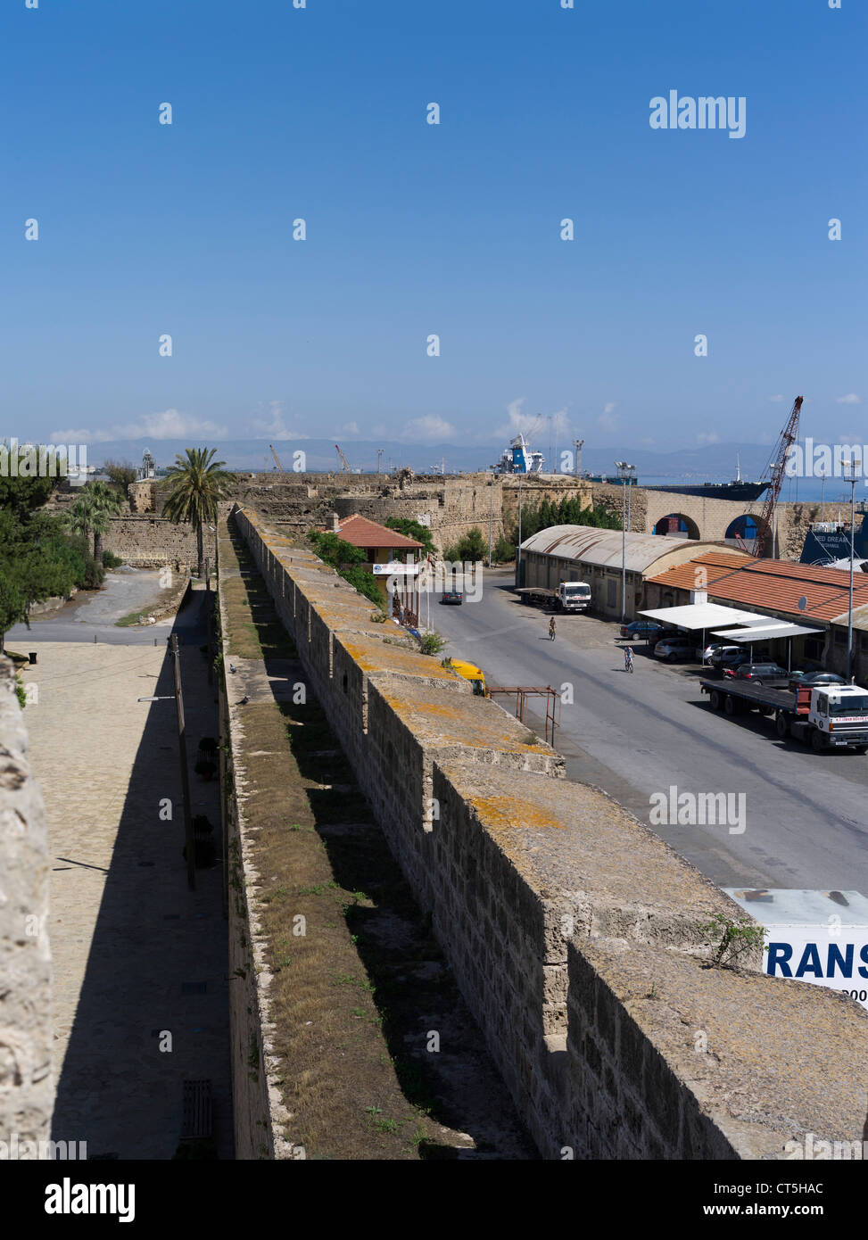 dh FAMAGUSTA-Nordzypern venezianischen Mauern und den Hafen von Famagusta Hafen Stockfoto