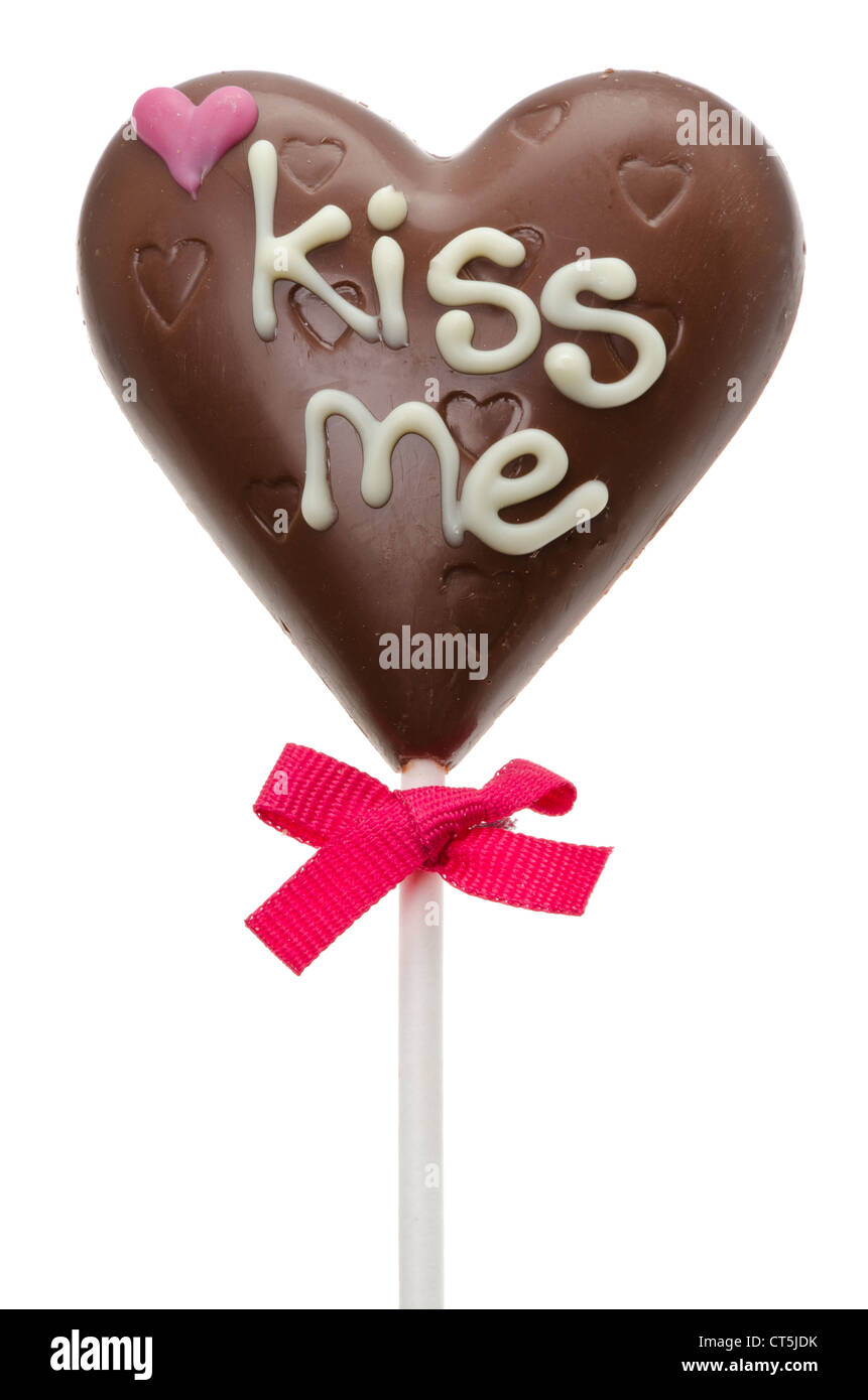 Eine Milchschokolade Herz auf einem Lolly-stick mit den Worten "Kiss Me" - Studio gedreht mit weißem Hintergrund Stockfoto