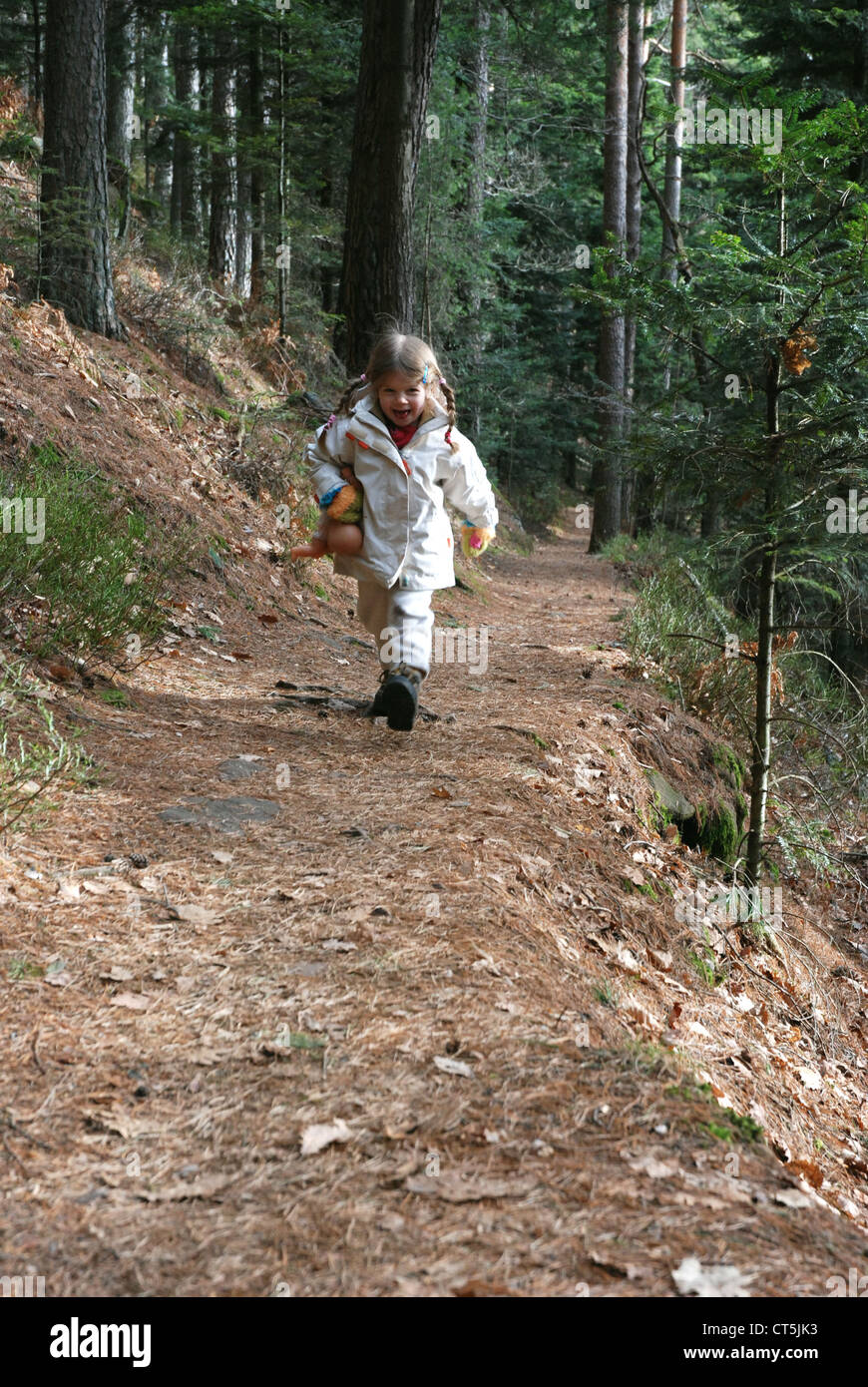 KINDER ZU FUß Stockfoto