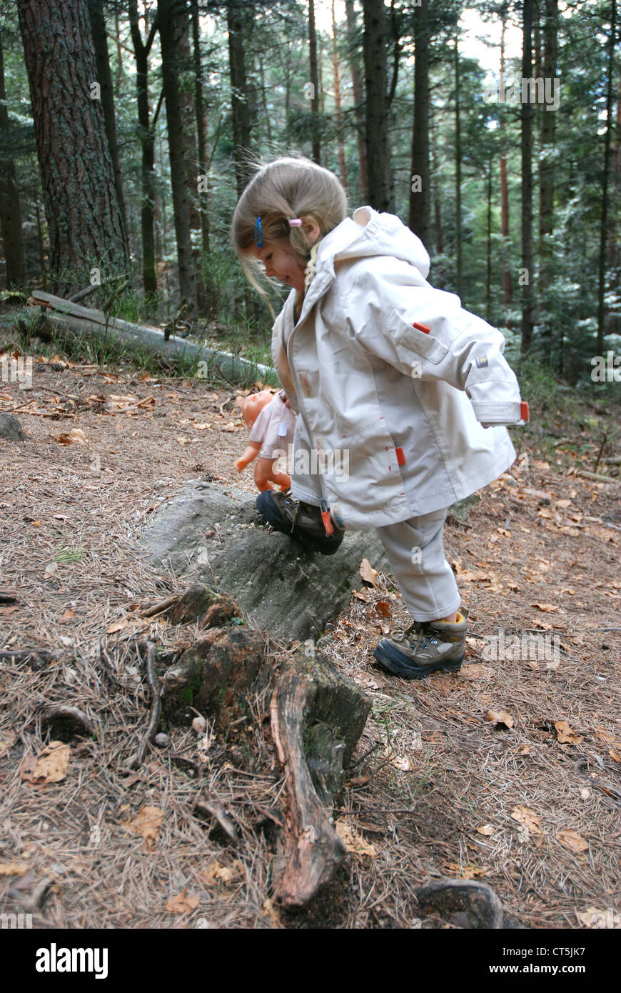 KINDER ZU FUß Stockfoto