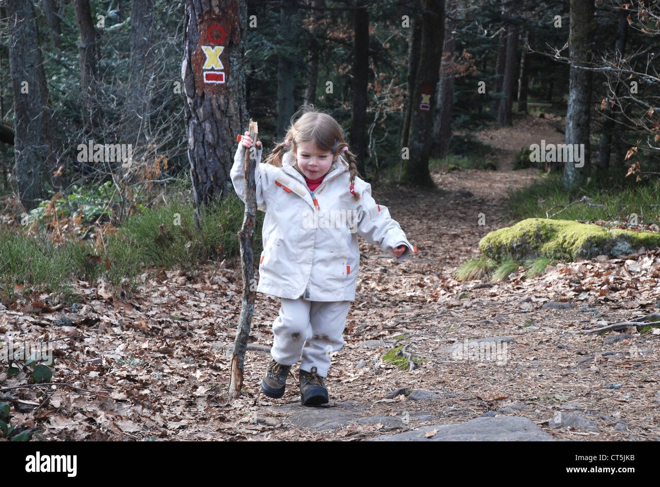 KINDER ZU FUß Stockfoto