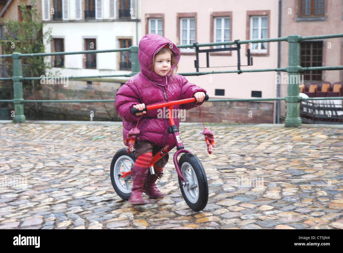 KIND RADFAHREN Stockfoto