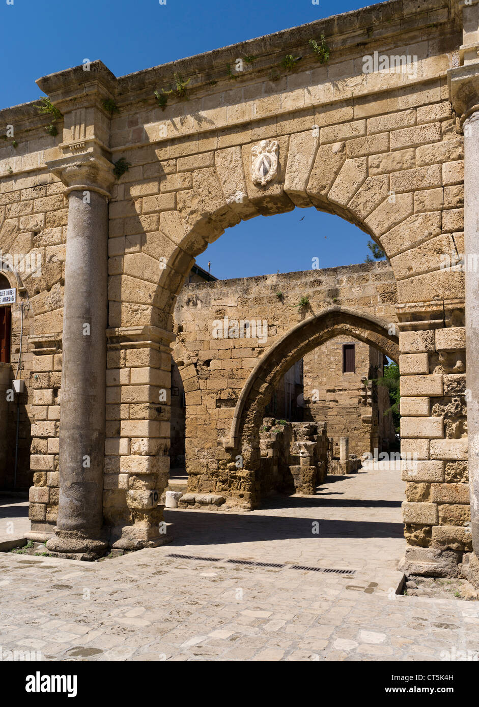 dh alte Stadt FAMAGUSTA Nord Zypern Palazzo del Provedittore venezianischen Königspalast Ruinen Torbogen Stockfoto