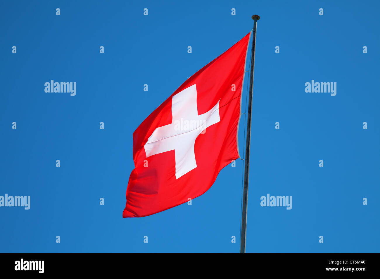 Schweizer Flagge gegen blauen Himmel Stockfoto