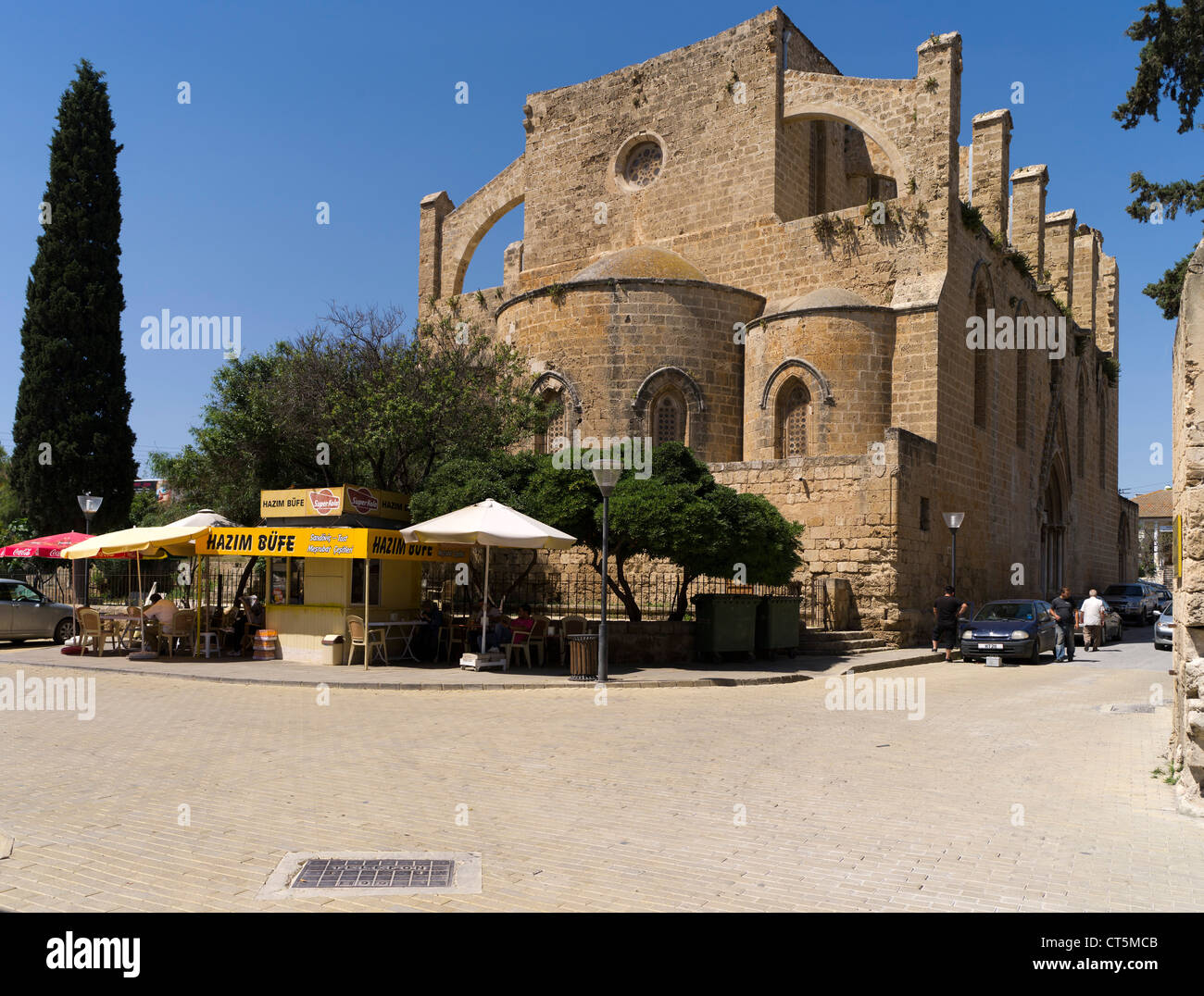 dh alte Stadt FAMAGUSTA Nord Zypern zypriotische Straßencafés ruiniert, Kirche St. Peter und St. Paul Stockfoto
