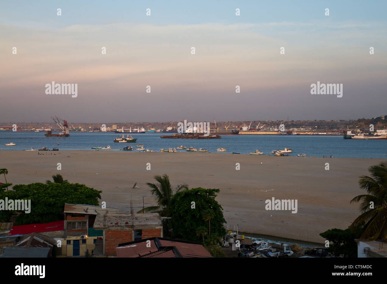Ansicht des Hafens von Luanda, Angola Luanda Stockfoto