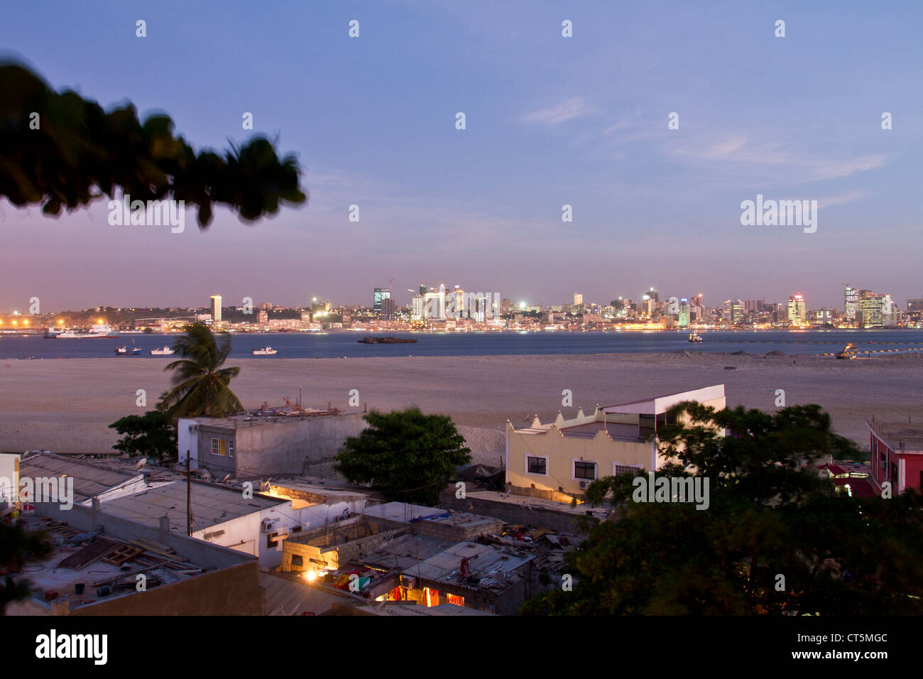 Übersicht von Luanda in der Nacht und Häuser in Cabo Insel, Angola Stockfoto