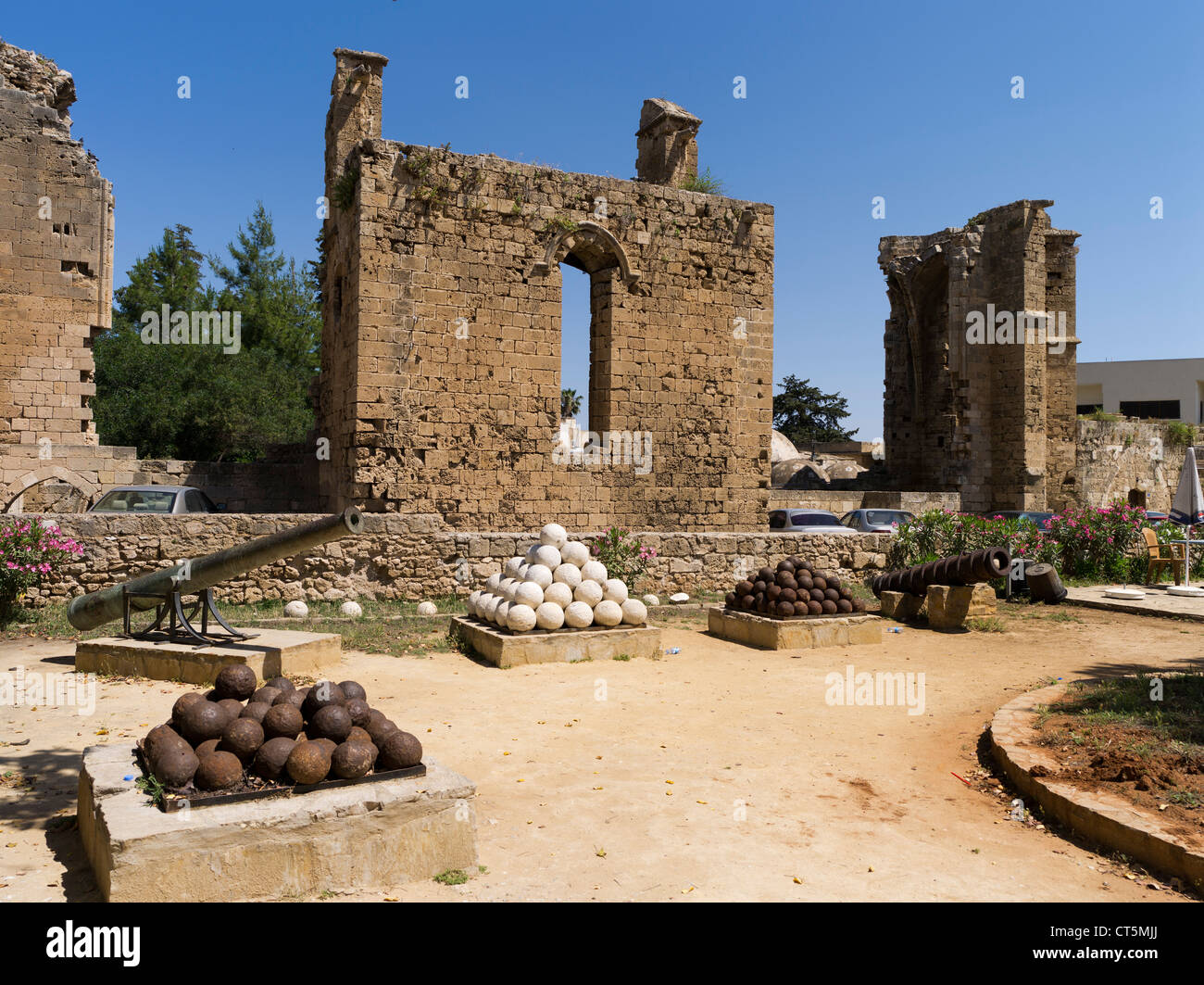 dh alte Stadt FAMAGUSTA Nord Zypern Palazzo del Provedittore venezianischen Königspalast Ruinen Kanonen und canonballs Stockfoto
