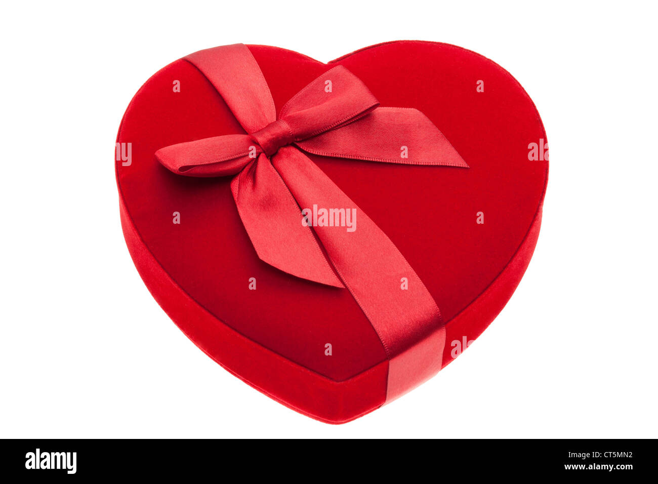 Roter Samt bedeckt Schachtel Pralinen in der Form eines Herzens - Studio gedreht mit weißem Hintergrund Stockfoto