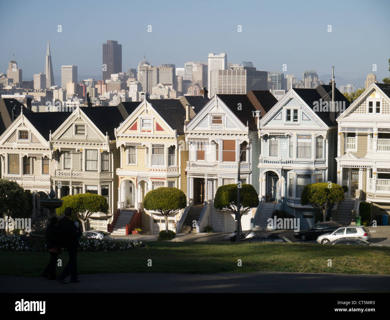 Die Painted Ladies, beherbergt die Zeile des viktorianischen 710-720 Steiner Street, gegenüber dem Alamo Square Park in San Francisco Stockfoto