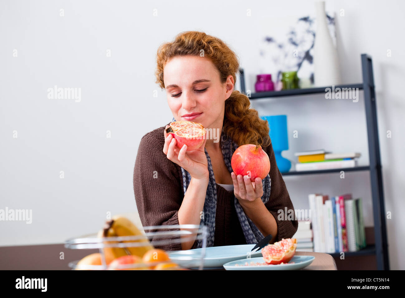 FRAU ESSEN OBST Stockfoto