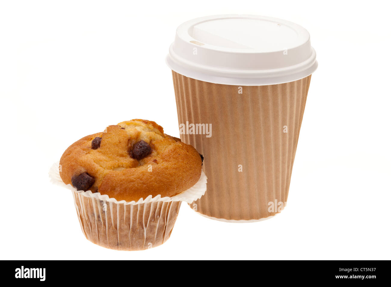 Ein Herausnehmen der Frühstück bestehend aus chocolate Chip Muffins und Kaffee in einer Einweg-Tasse - Studio gedreht mit weißem Hintergrund Stockfoto