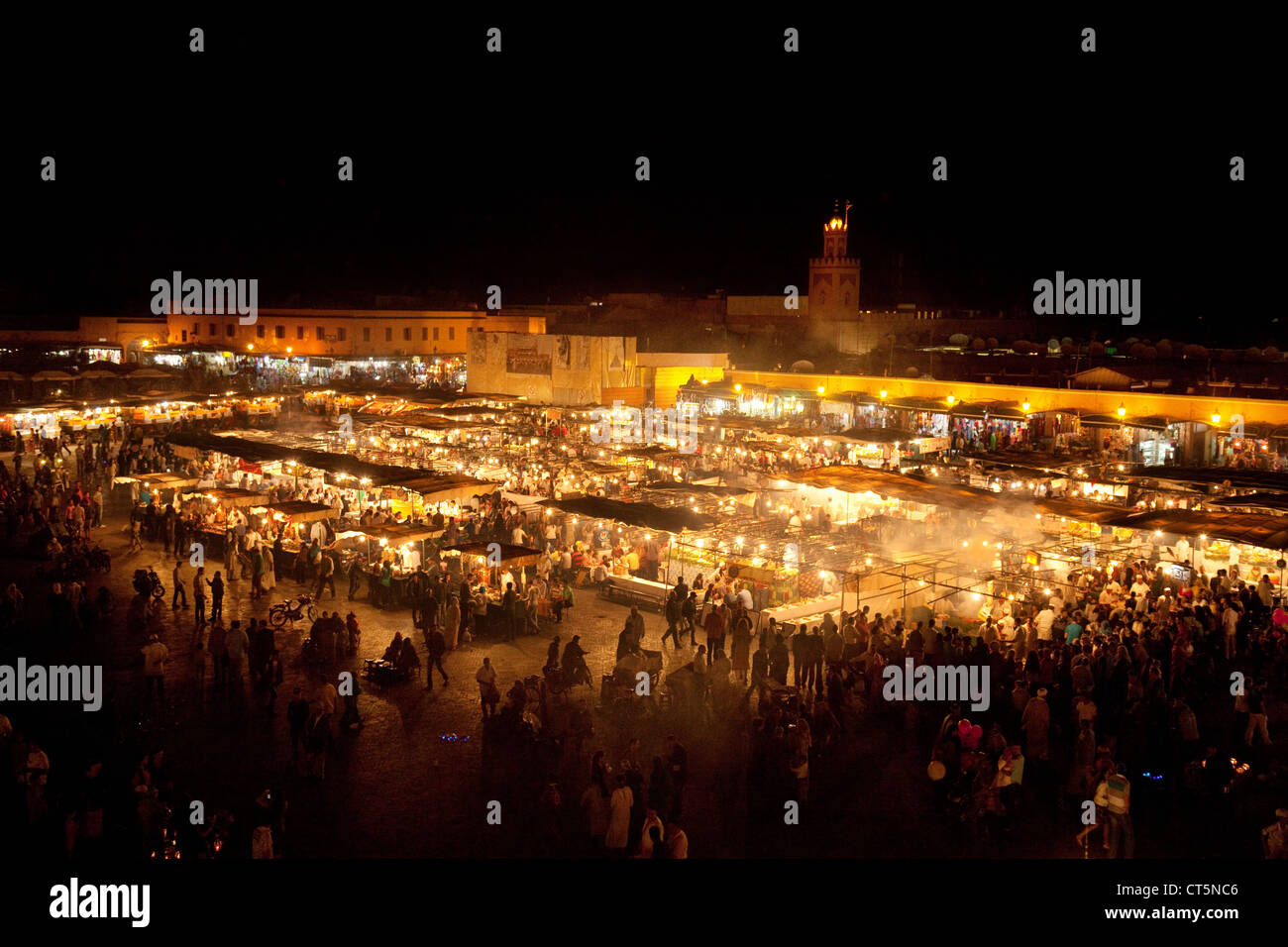 Menschenmassen in Djemaa el Fna Square bei Nacht, marrakech, Marrakesch, Marokko, Afrika Stockfoto