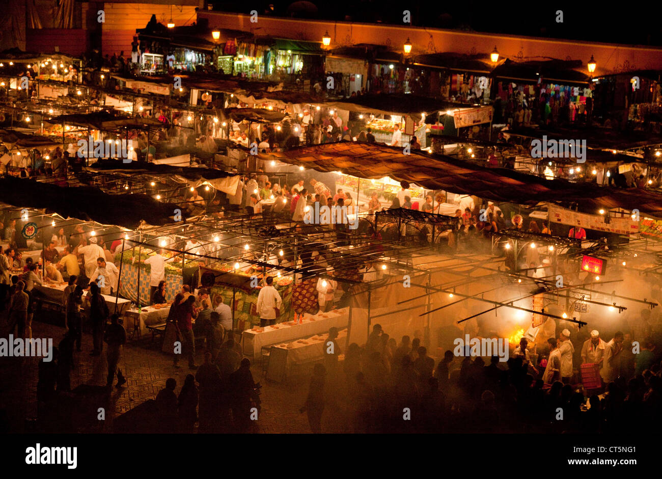 Menschenmassen in Djemaa el Fna Square bei Nacht, marrakech, Marrakesch, Marokko, Afrika Stockfoto