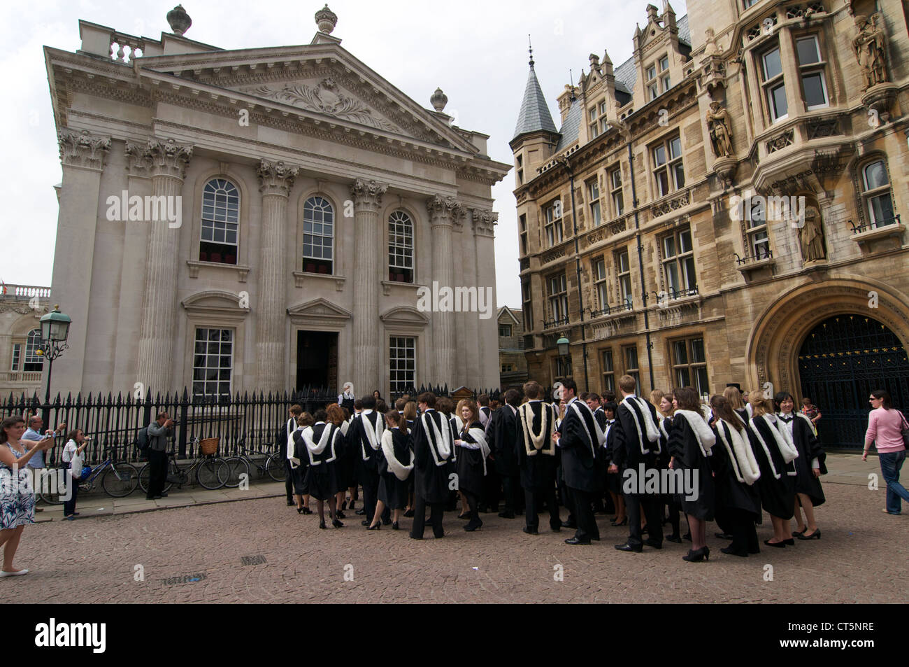 Cambridge Universitätsstudenten warten auf des Königs Parade außerhalb Regent House für ihre Abschlussfeier. Stockfoto