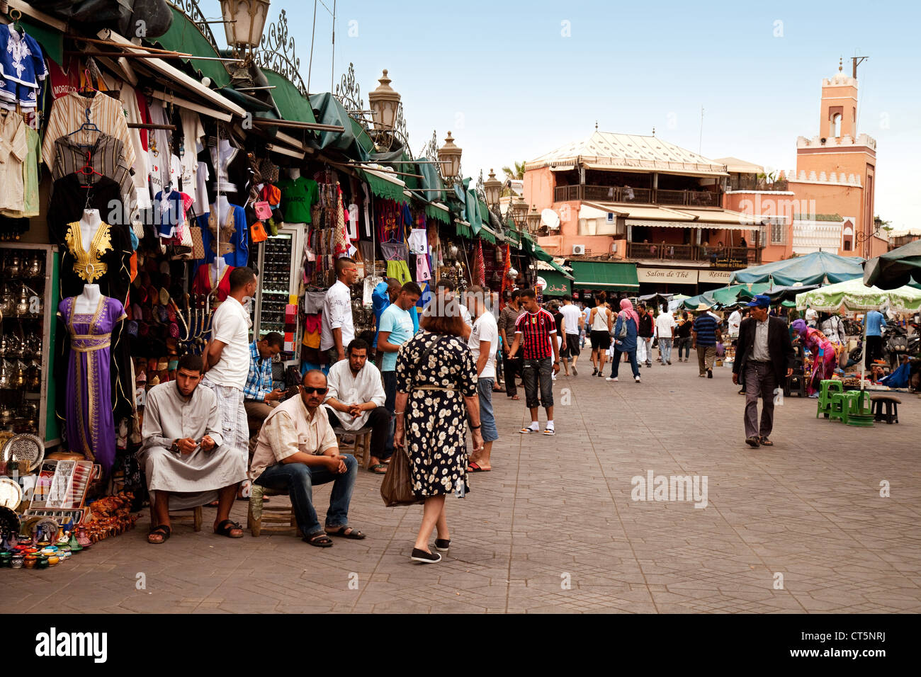 Leute einkaufen bei usy Stände in der Medina, der Altstadt, Markt, Djemaa el Fna, Marrakech, Marokko, Afrika Stockfoto