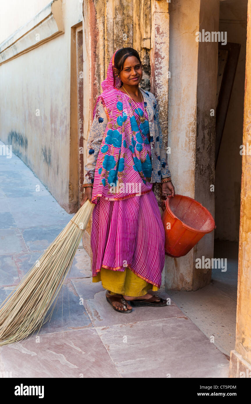 Die junge Inderin in bunten Sari bei der Arbeit in Bernstein, Rajasthan, Indien Stockfoto