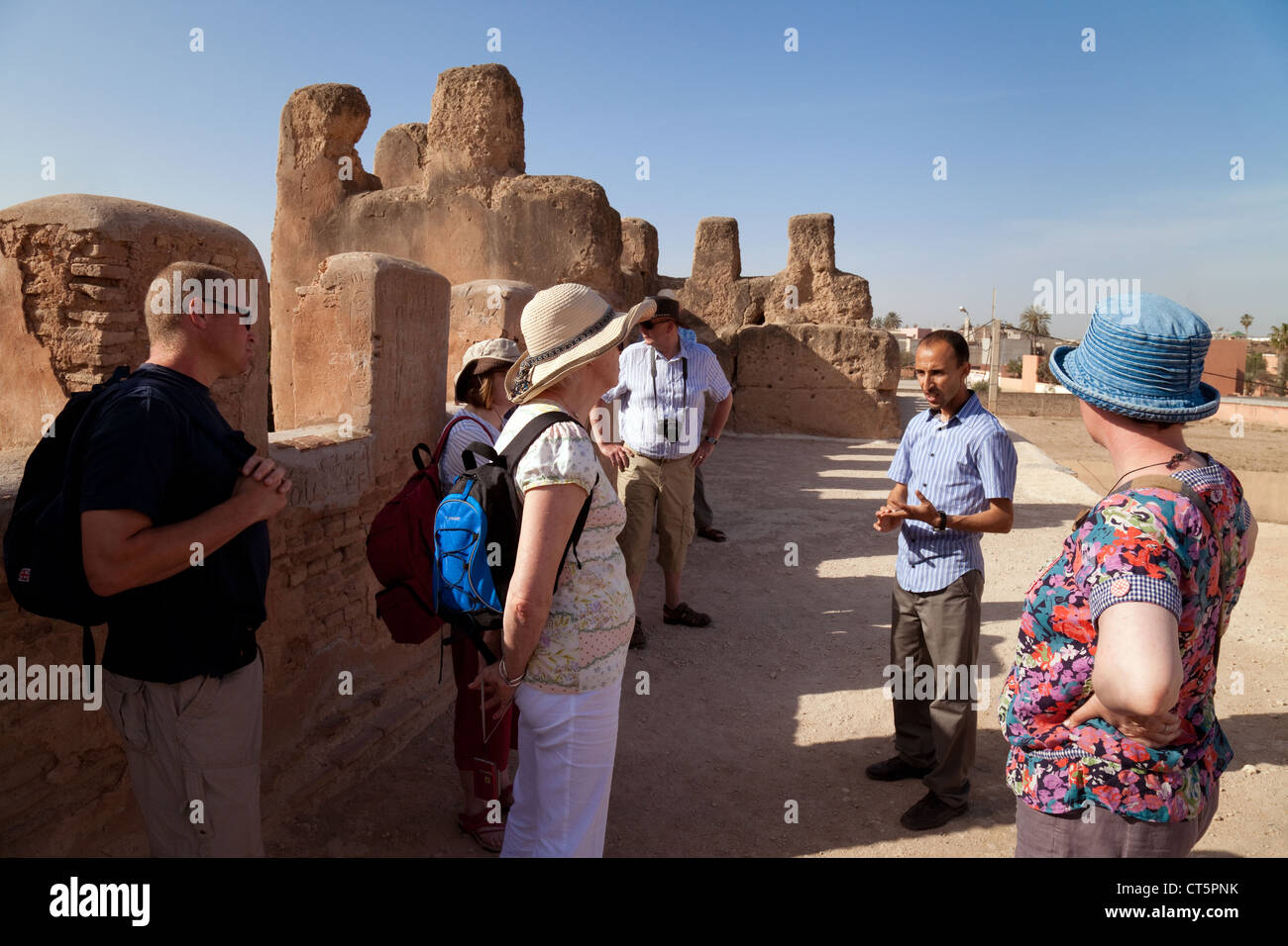 Touristen haben eine Führung durch die alte Stadtmauer, Taroudant, Marokko Afrika Stockfoto