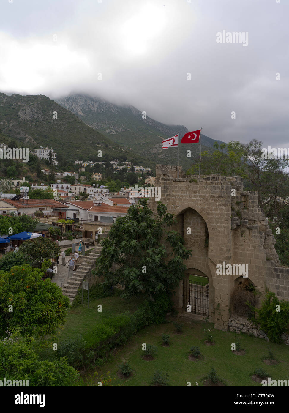 dh Abtei von Bellapais KYRENIA NORDZYPERN die Abtei von Bellapais ruiniert türkische Flaggen und die Besparmak-Bergkette nördlich Stockfoto