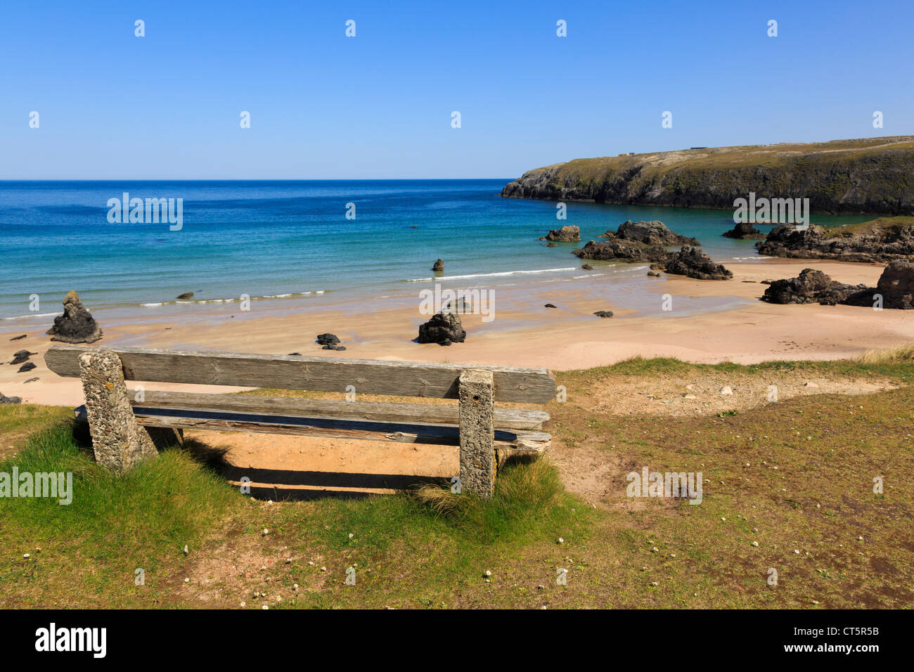 Sitzbank mit Blick auf Strand von goldenen Sandstrand und das türkisblaue Meer an malerischen Nordwestküste Sango Bay Durness Sutherland Schottland, Vereinigtes Königreich Stockfoto