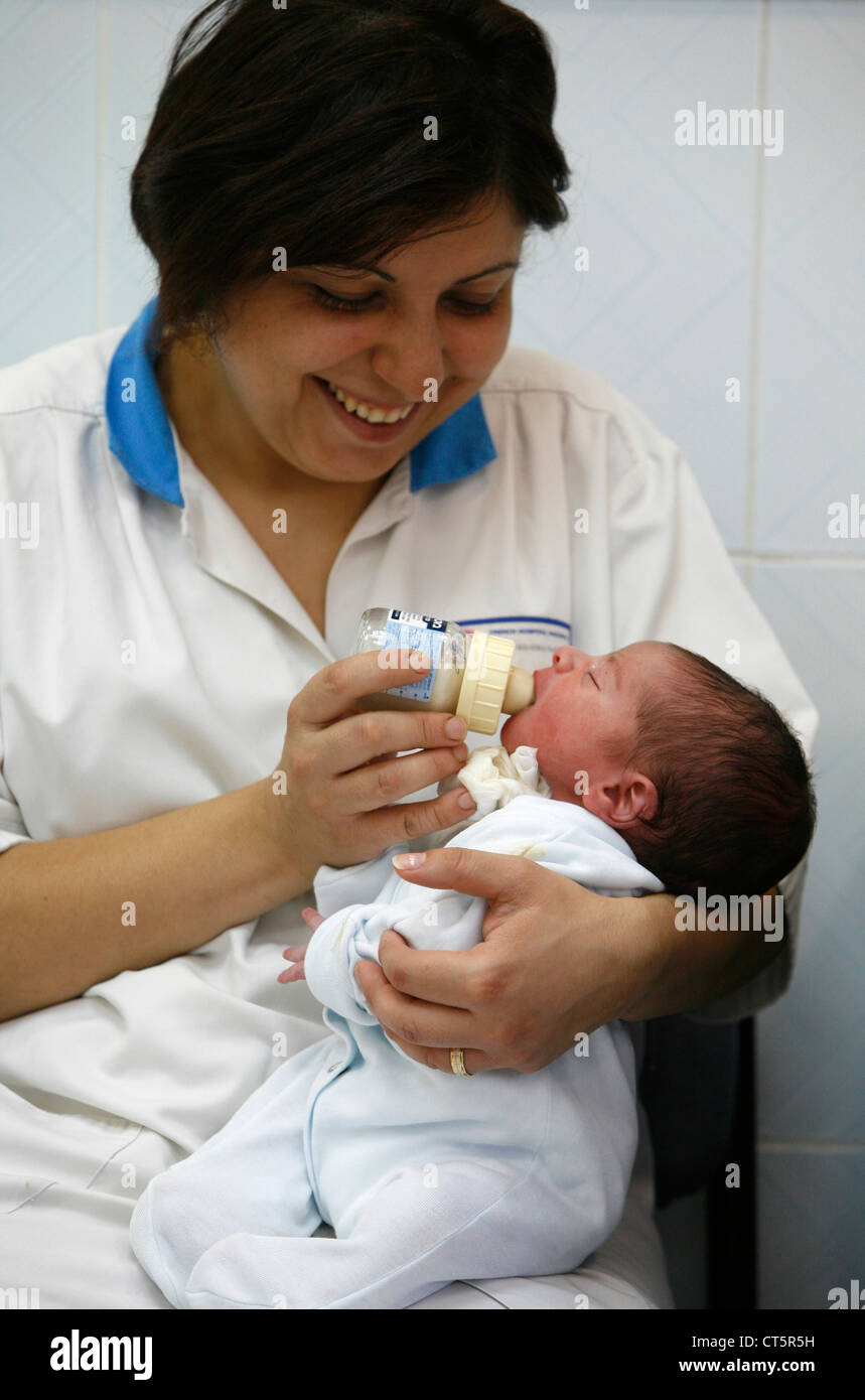 NEUGEBORENE MIT BABY-FLASCHE Stockfoto