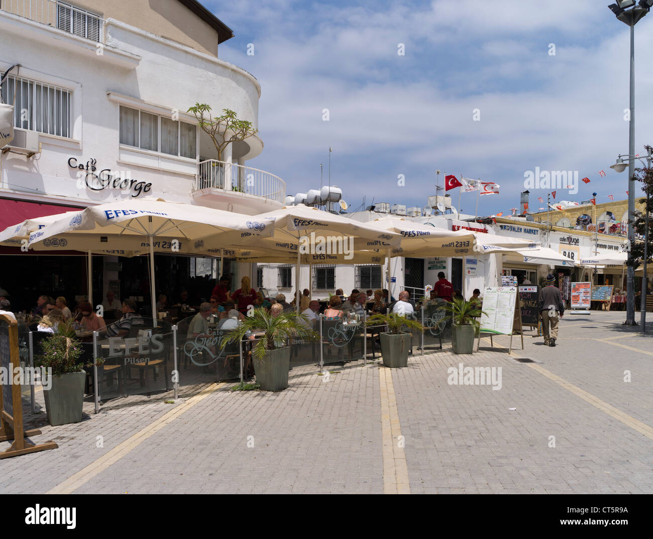 dh-KYRENIA Nord Zypern Türkische Cafe George TRNC Türkei-Fahnen Stockfoto