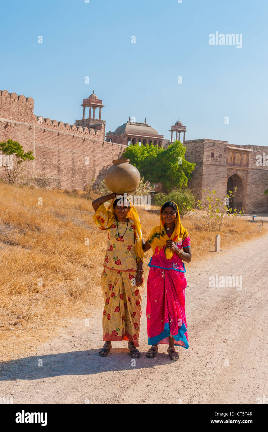 Zwei junge indische Frau in bunten Saris mit Wasserkrug, Nagaur, Rajasthan, Indien Stockfoto