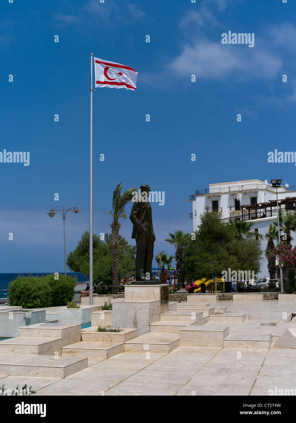 dh Mustafa Kemal Ataturk Statue KYRENIA NORDZYPERN Flagge Türkische republik Nordzypern Nord atatürk Stockfoto