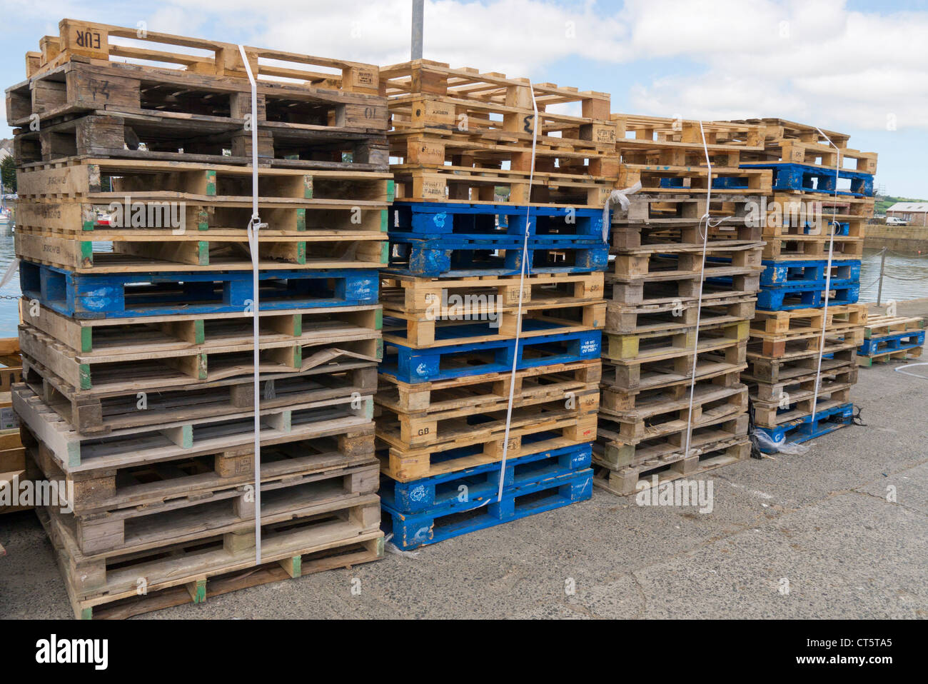 Viel Holz Gabelstapler Paletten für den Güterverkehr, Hafen von Penzance, Cornwall UK. Stockfoto