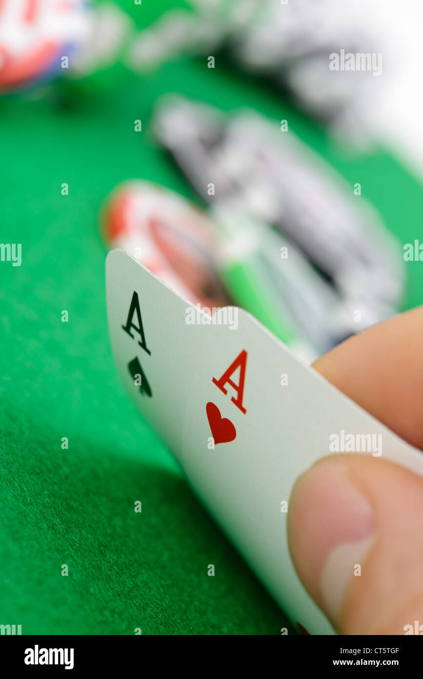 Gaming-Karten in der Hand auf dem grünen Tuch. Eine gewinnbringende Kombination im Black Jack Stockfoto