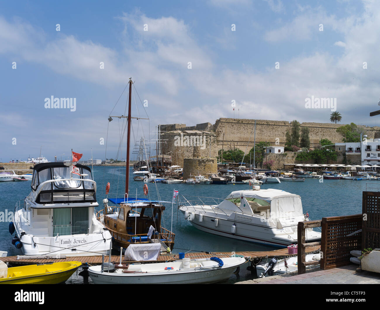 dh Girne Hafen KYRENIA Nord Zypern alten Hafen Marina Kyrenia und Burgmauern Stockfoto