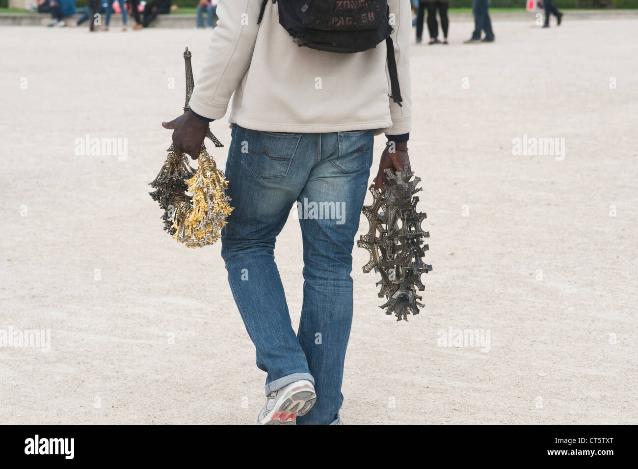Paris, Frankreich - afrikanische Straße Verkäufer Souvenir Eiffel towers Stockfoto