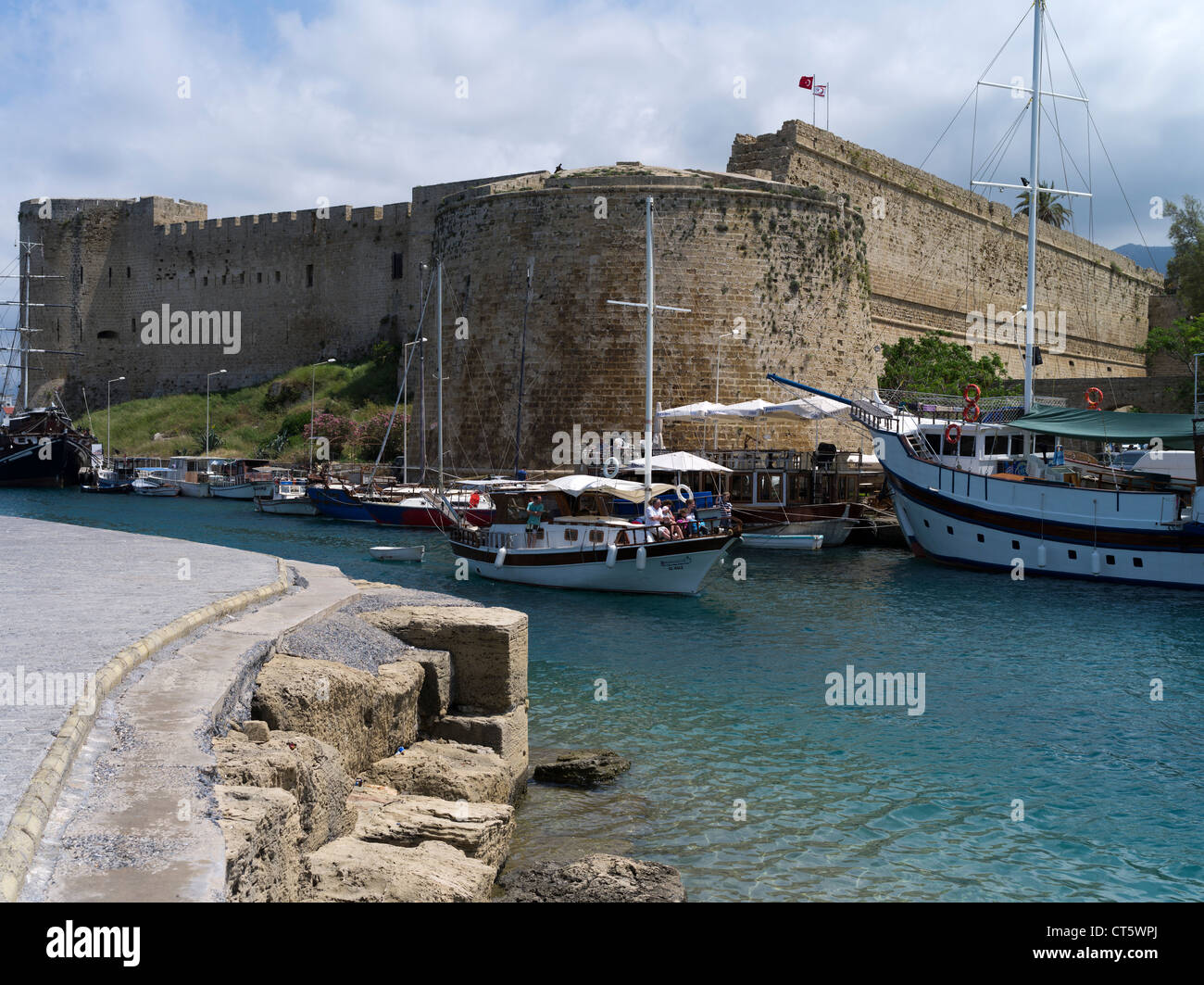 dh Girne Hafen KYRENIA Nord Zypern touristische Yacht Kyrenia Burgmauern und alte Boote Hafen Stockfoto