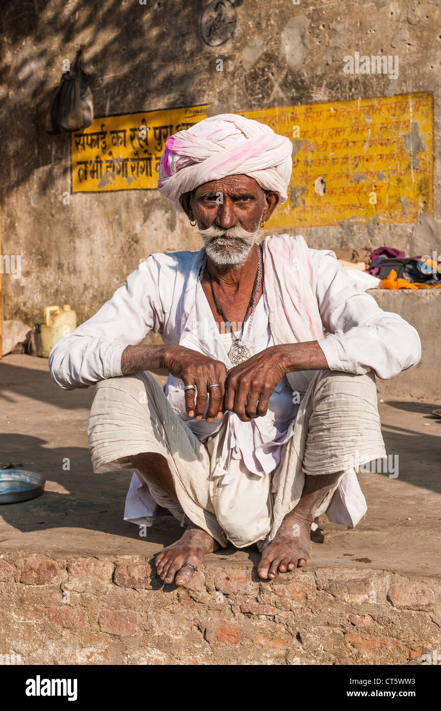 Ein alter indischer Mann sitzt mit einem Turban und Bart, Rajasthan, Indien Stockfoto