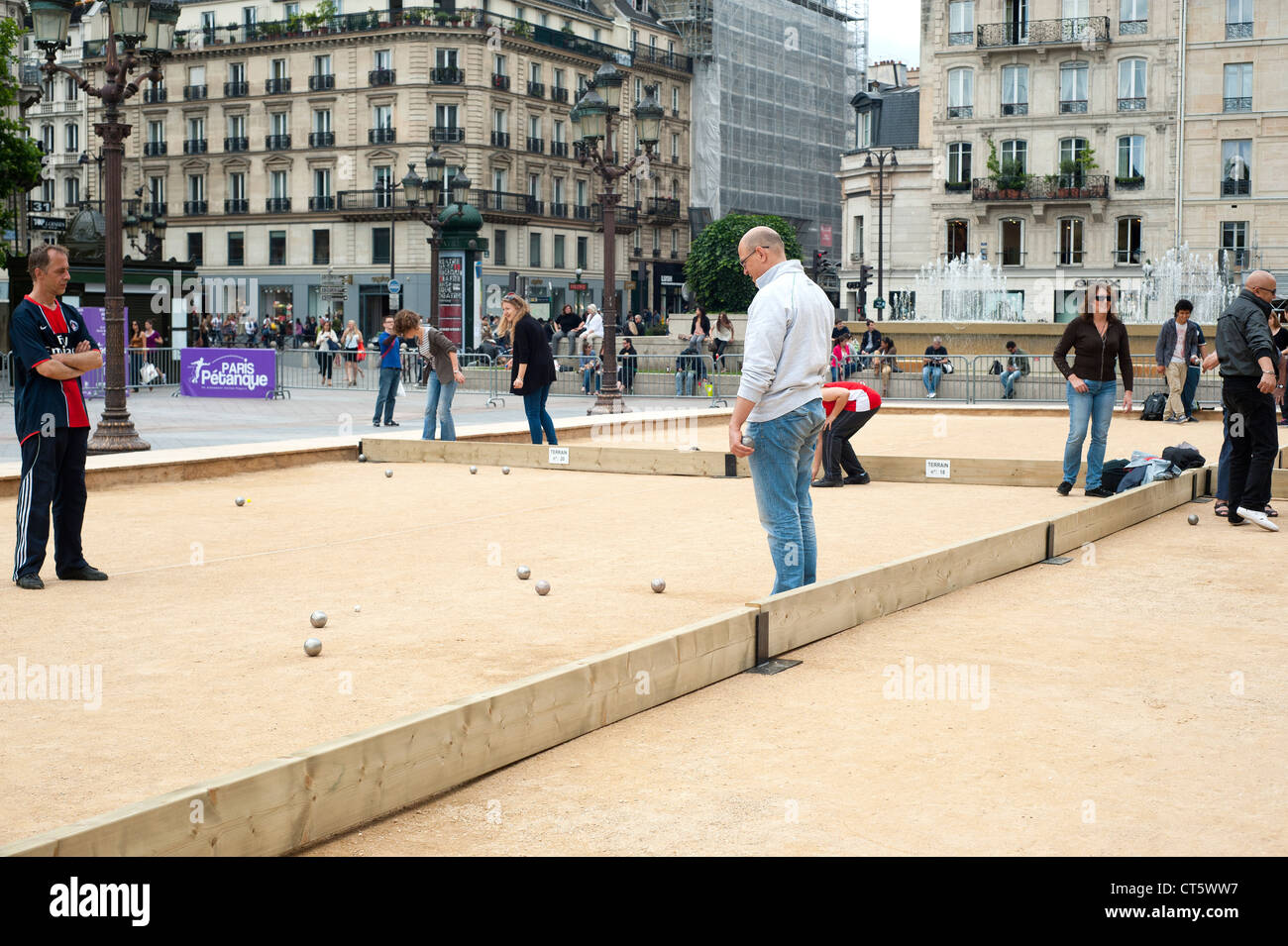 Paris Frankreich - Boccia-Spieler, eine Form von Boule, wo das Ziel ist es, Metall Kugeln so nah wie möglich an ein kleines Ziel werfen, Stockfoto