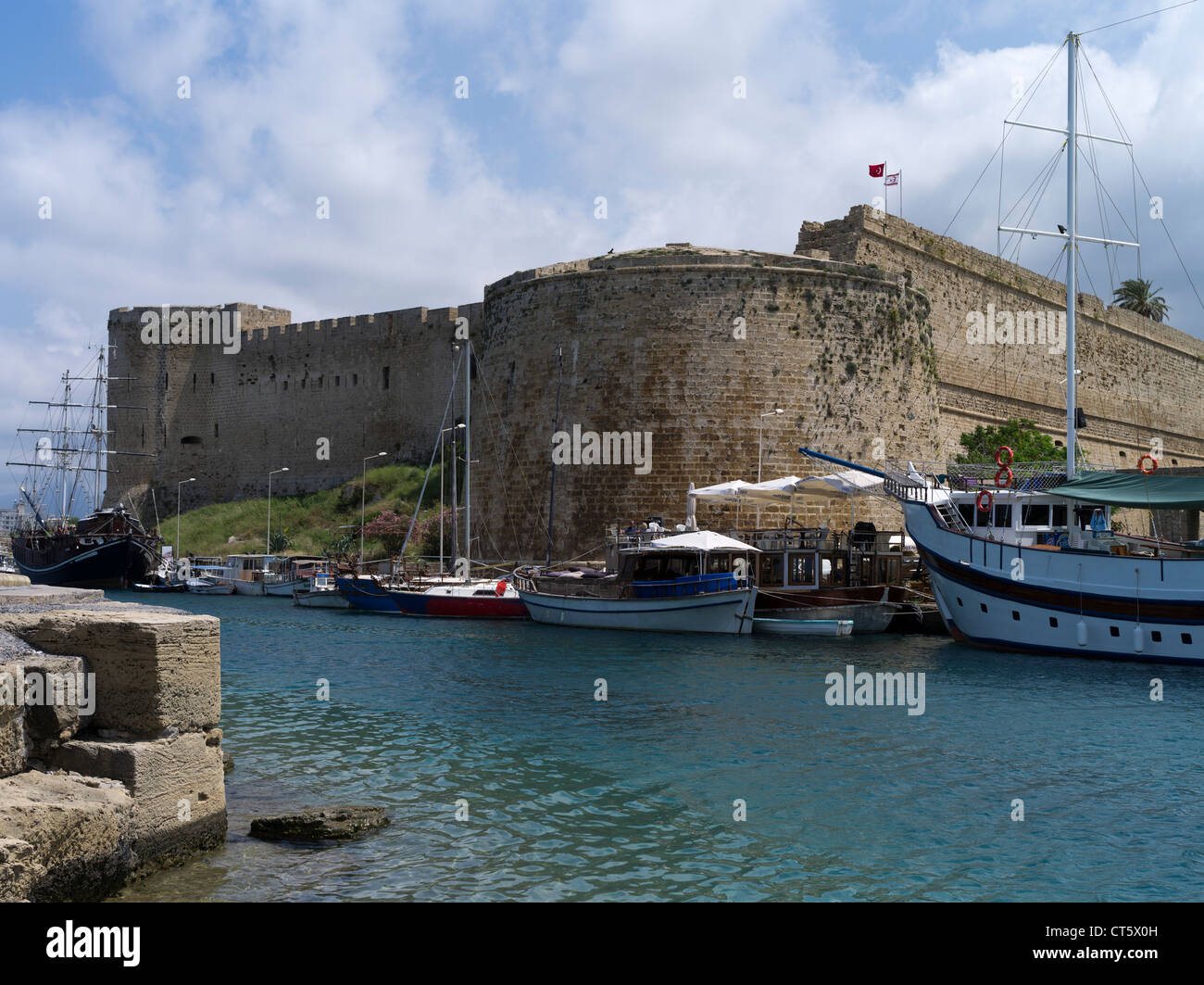 dh Girne Harbour KYRENIA NORTHERN Zypern Kyrenia Castle Wände und Boote alten Hafen Stockfoto