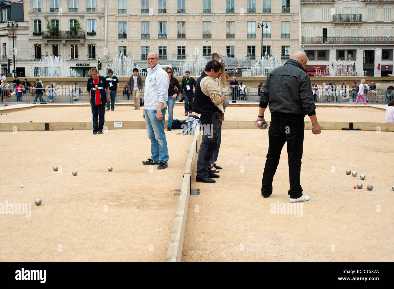 Paris Frankreich - Boccia-Spieler, eine Form von Boule, wo das Ziel ist es, Metall Kugeln so nah wie möglich an ein kleines Ziel werfen, Stockfoto