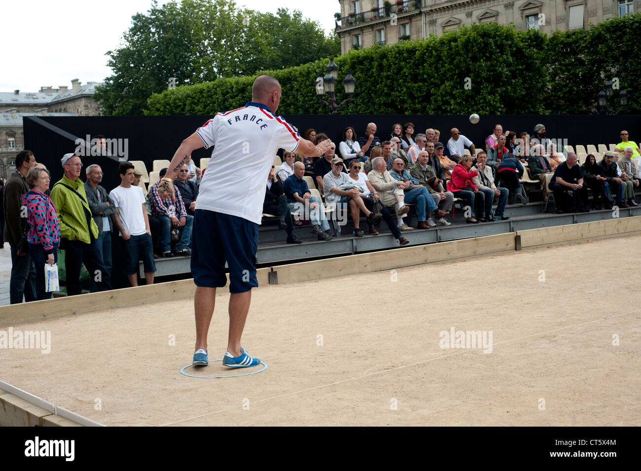 Paris Frankreich - Boccia-Spieler, eine Form von Boule, wo das Ziel ist es, Metall Kugeln so nah wie möglich an ein kleines Ziel werfen, Stockfoto