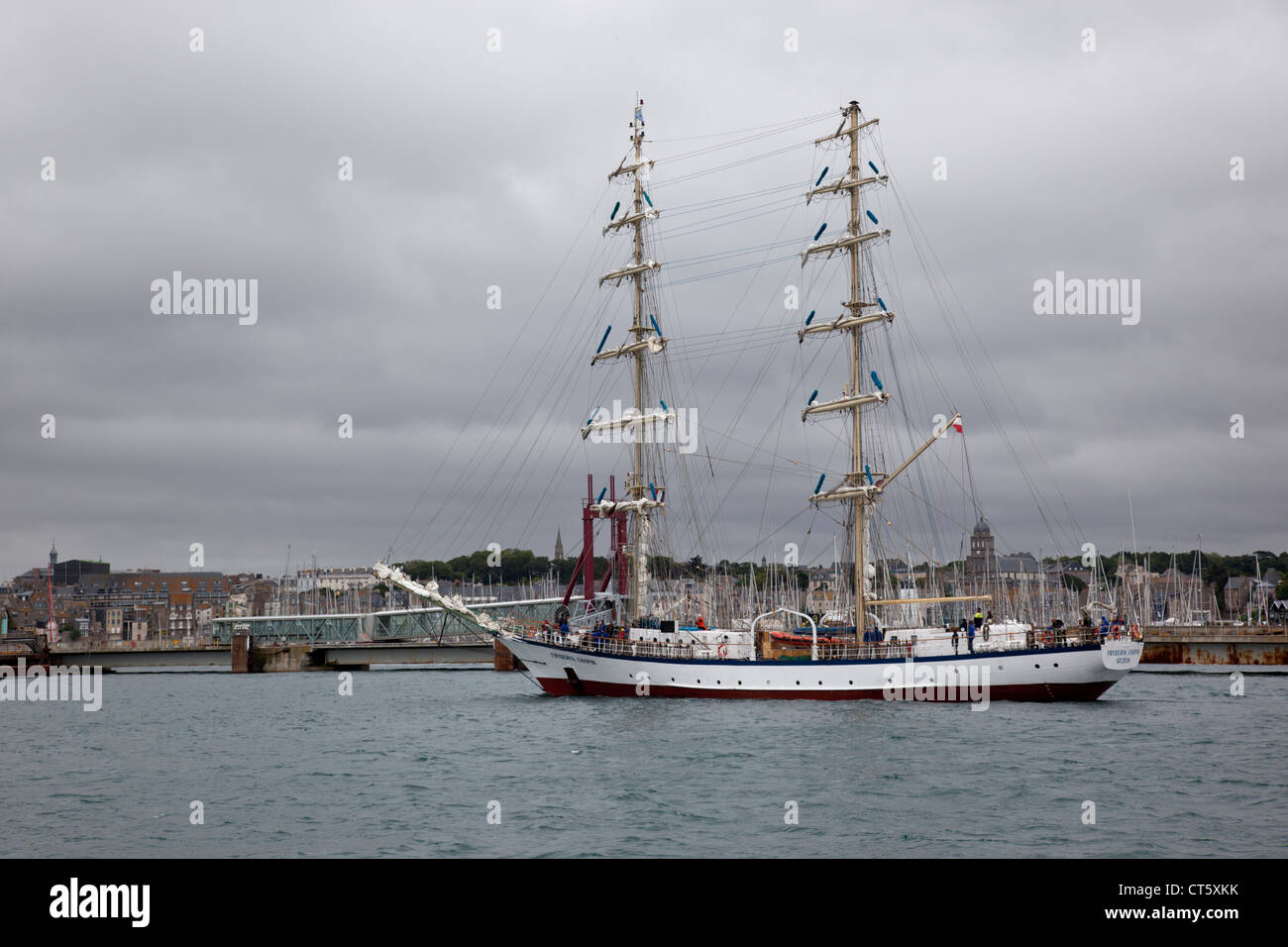 Großschiff 'Frederyk Chopin' fährt zum Tall Ships Race 1 in die Bretagne in den Hafen von St. Malo Stockfoto