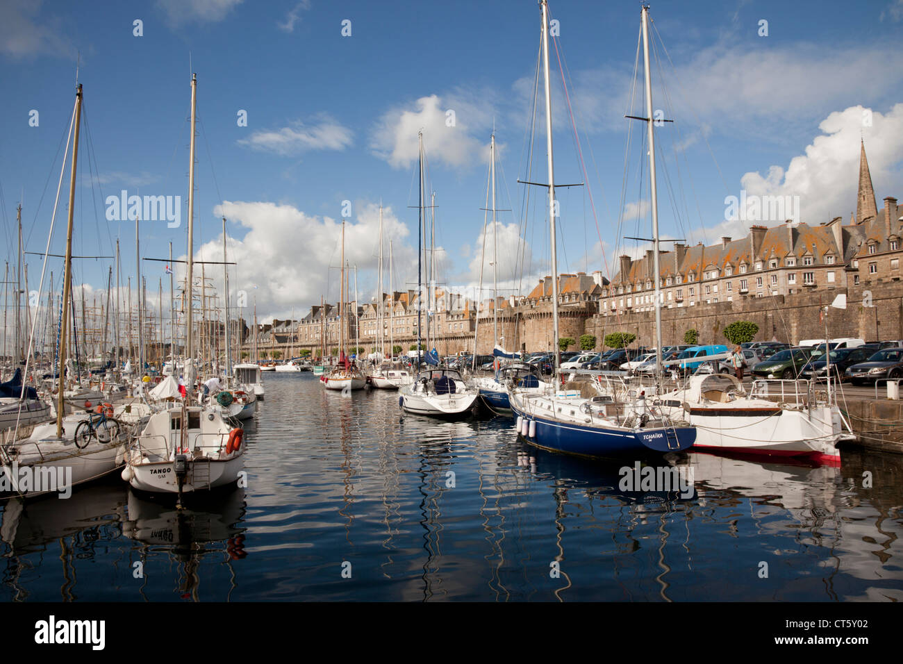 Boote in St Malo Marina, Bretagne, Frankreich. Stockfoto
