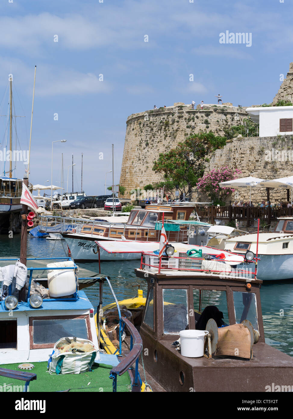 dh Girne Hafen KYRENIA Nord Zypern Antico Kyrenia Angeln Boote Yachthafen und Burgmauern Stockfoto