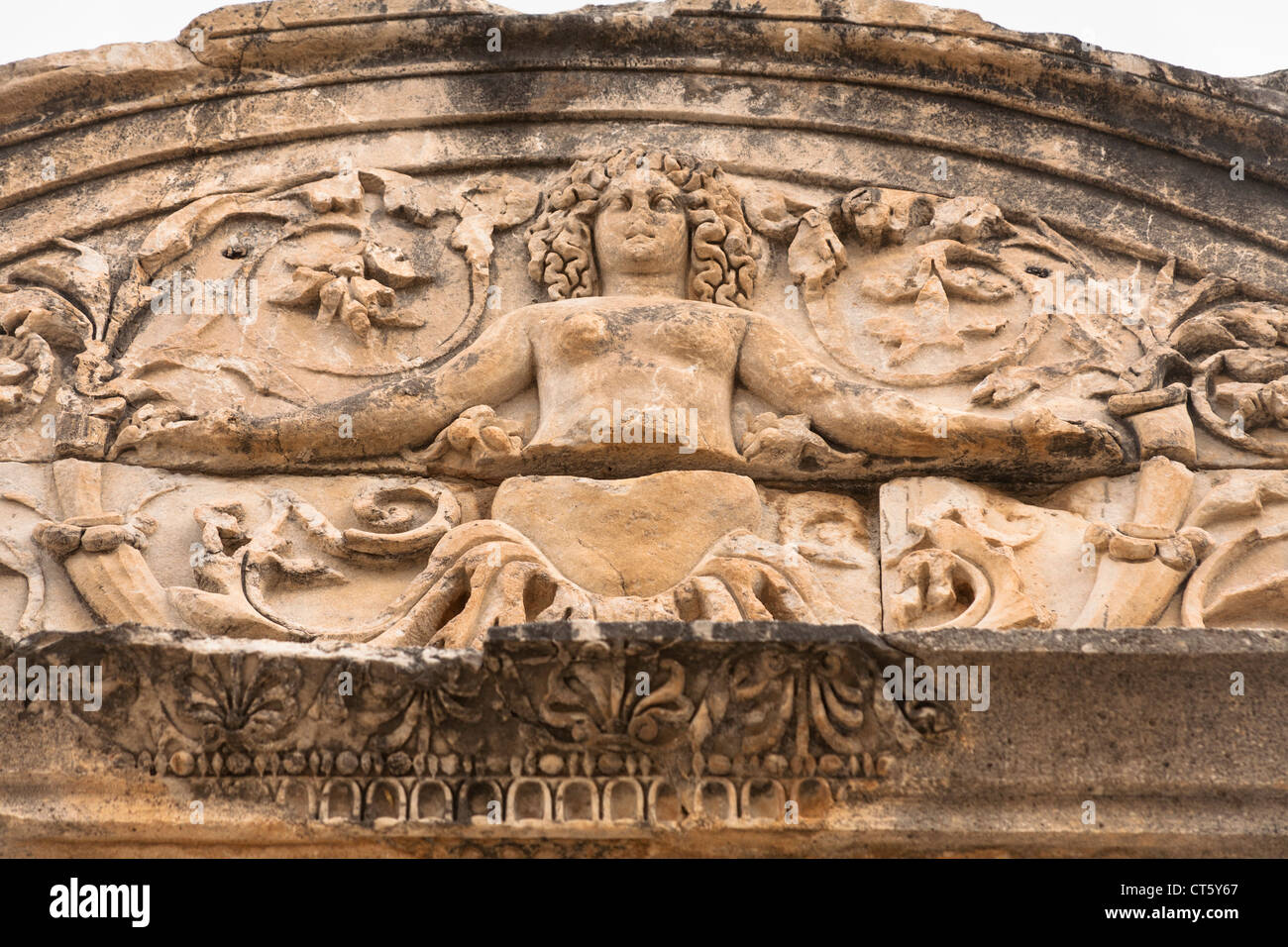 Medusa Relief, Tempel des Hadrian, Curetes Street, Ephesus, Türkei Stockfoto