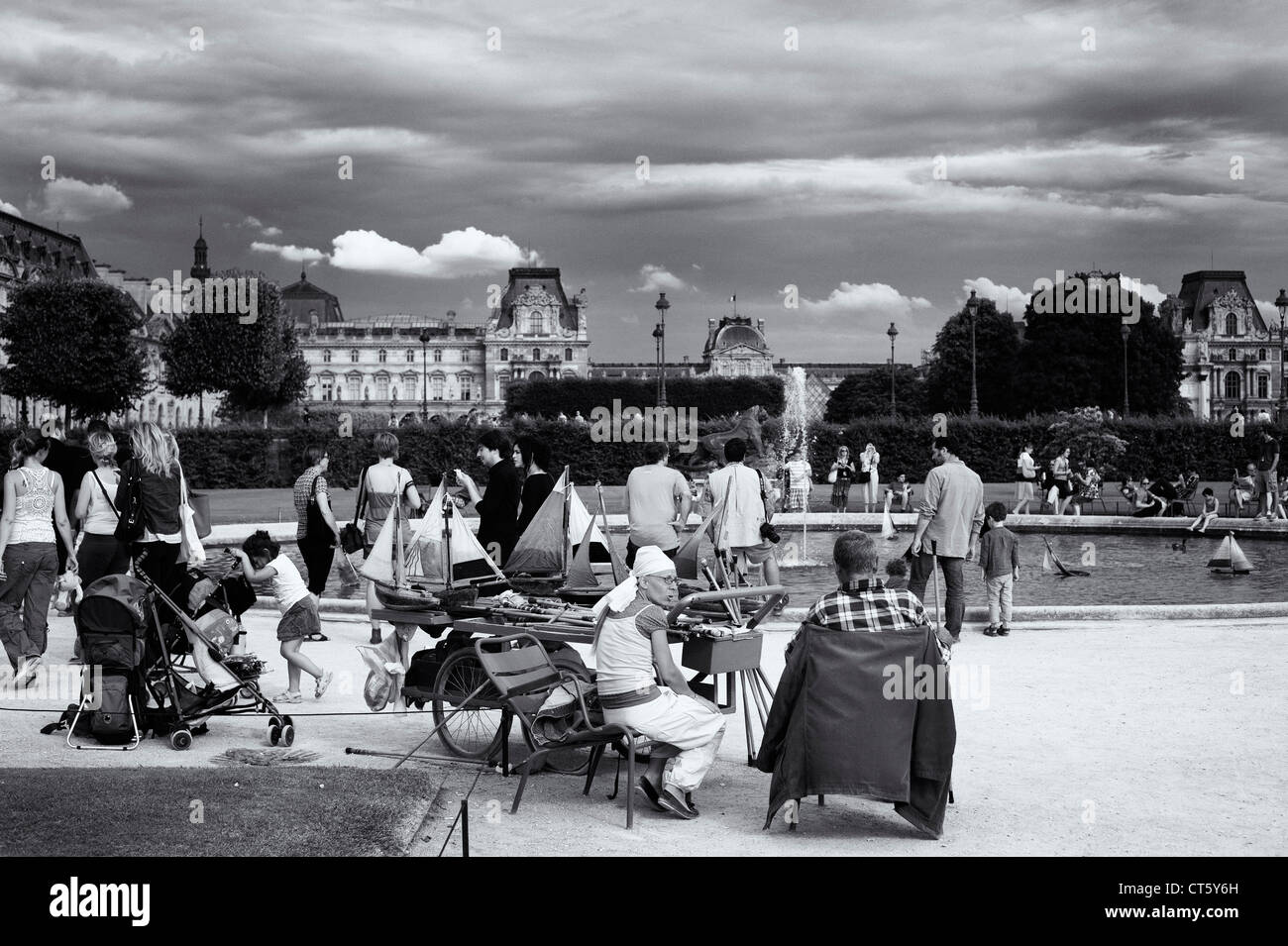 Paris - Monochrome Menschen genießen sonnigen Nachmittag im Jardin des Tuileries Stockfoto