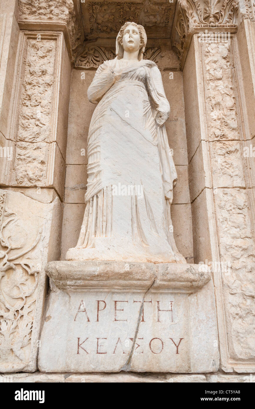 Statue von Arete, in der Wand von der Celsus-Bibliothek, Ephesus, Türkei Stockfoto